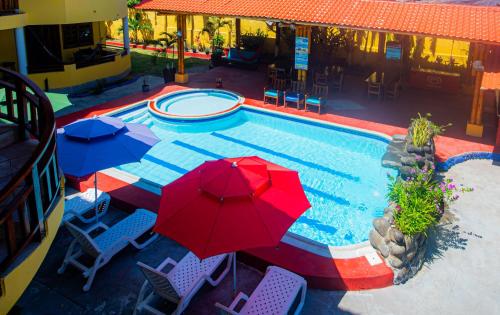 an overhead view of a pool with umbrellas and chairs at Hotel Cielo Azul in Atacames