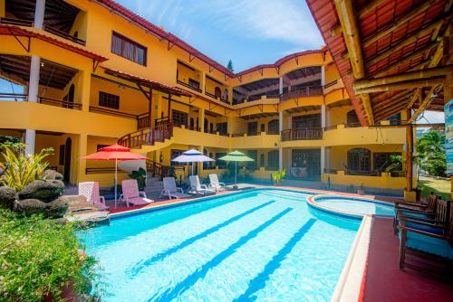 a swimming pool in front of a building at Hotel Cielo Azul in Atacames