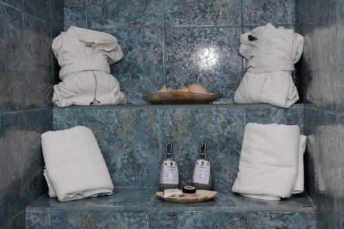 a bathroom with towels on shelves in a wall at Casa de Siete Balcones Hotel Boutique in Oaxaca City