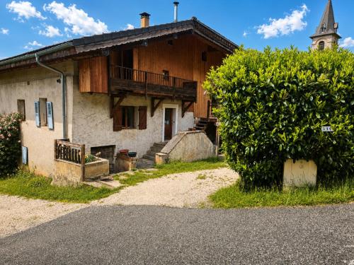 an old house with a tree in front of it at Studio des 3 bassins in La Chapelle-Blanche