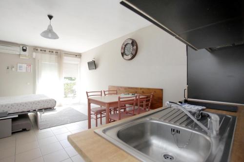 Kuchyň nebo kuchyňský kout v ubytování Le Champ d'Eysson Aparthotel