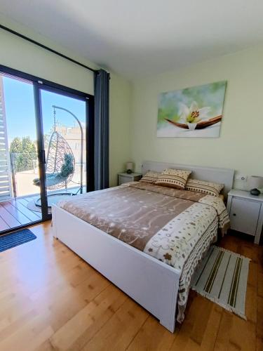 a bedroom with a bed and a large window at Apartamento Lliris Atico in L'Estartit