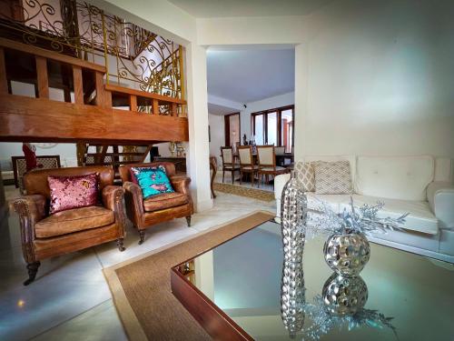 a living room with a couch and a table at Estadia Diamantes in Diamantina