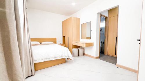 a bedroom with a bed and a mirror at Pattaya Tropical Pool Villa in Pattaya