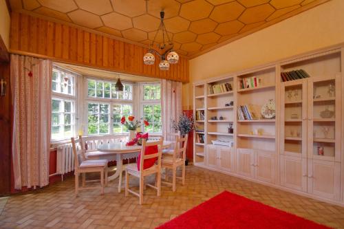 a dining room with a table and chairs at Matys Landhausperle an der Müritz in Röbel
