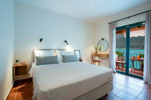 a bedroom with a bed and a view of the ocean at George Studios in Yénion