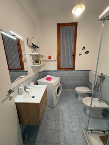 a bathroom with a toilet and a sink and a toilet istg at Crueza de ma in Bonassola