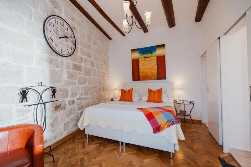 ORO Old Town Suites Steps from the Sea