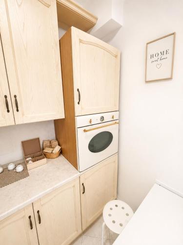 a kitchen with white cabinets and a white oven at MARINE KISS- Appartamento con PARCHEGGIO PRIVATO GRATUITO- Vicino Porto Crociere e Stazione in Civitavecchia