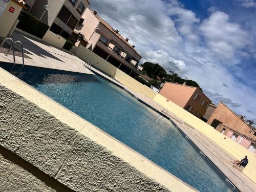 Le Cocon Bleu, piscine parking 2 personnes