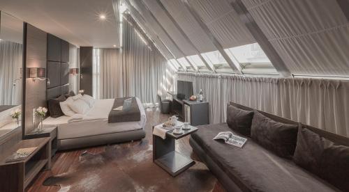 - une chambre avec un lit et un canapé dans l'établissement Diamond Suites, Philian Hotels and Resorts, à Thessalonique