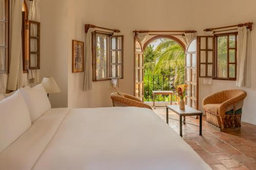 a bedroom with a large bed and a window at Hotel Santa Fe in Puerto Escondido