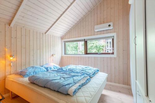 a bed in a small room with a window at LF16031-Farso-Spydspidsevej-31 in Ertebølle