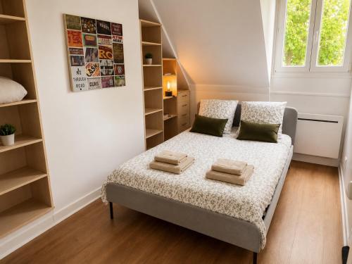 a small bedroom with a bed in a room at Appartement calme et spacieux, tout équipé in Saint-Quentin