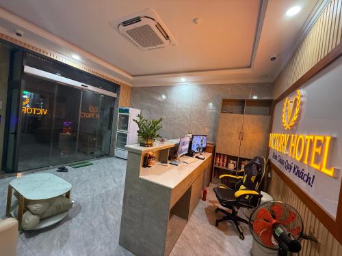 an office with a desk with a computer on it at Victory Hotel in Xóm Hương Phùng