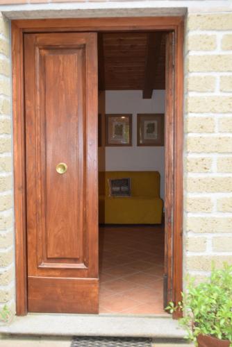 a wooden door leading into a room with a couch at Camporegio in Civitella Cesi