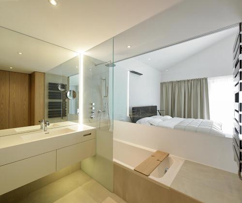 A bathroom at MÖRWALD Relais & Châteaux Hotel am Wagram