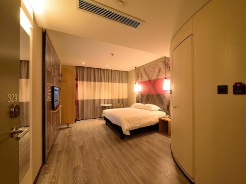 Ein Bett oder Betten in einem Zimmer der Unterkunft Ibis Shanghai New Hongqiao