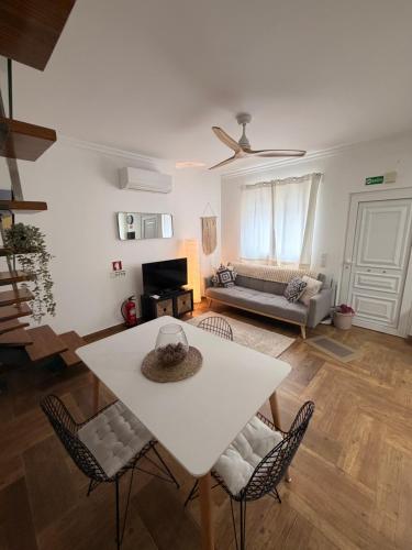 a living room with a white table and chairs at A Janela do Cantinho in Reguengos de Monsaraz
