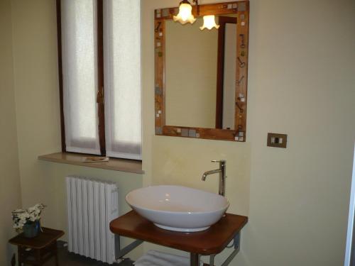 CastinoにあるLa Casa Dei Ricordiのバスルーム(白い洗面台、鏡付)