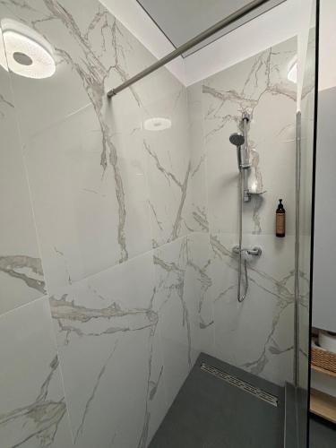 a bathroom with a marble wall at TheBlueEscape Apartment in Năvodari