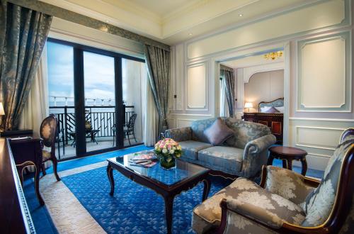 ein Wohnzimmer mit einem Sofa und einem Tisch in der Unterkunft Legend Palace Hotel in Macau