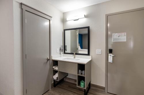 a bathroom with a sink and a mirror at Hummingbird Hotel in Goodlettsville