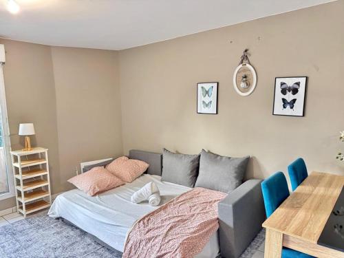 a bedroom with a bed and a table and chairs at AMOUR PARIS -Orly 10min Bus -RER C Tram T9 in Vitry-sur-Seine