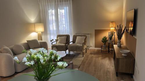 a living room with a couch and chairs and a table at Liu' casa vacanze in Ortona
