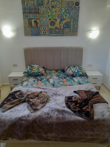 a bed with two pillows on it in a bedroom at Taguermess Tag 5 in Taguermess