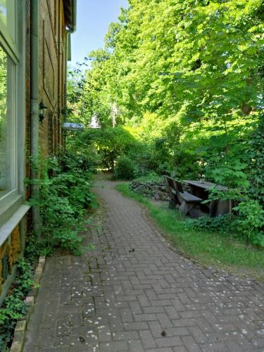 a brick path next to a building with a window at Apartment Wallblick in Nienburg