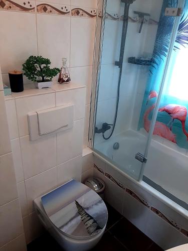 a bathroom with a toilet and a shower at Heide Nest Soltau in Soltau