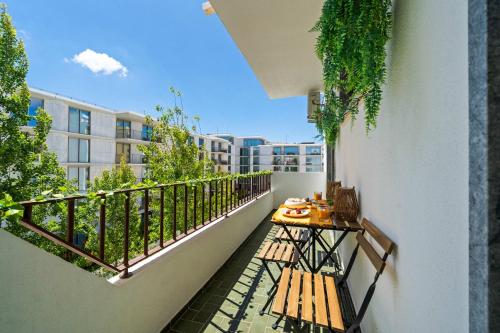 Stylish & Sleek Flat near the Beach by HostWise