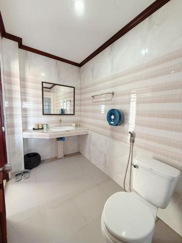 a bathroom with a toilet and a sink at Vangvieng Sisavang Mountain View Hotel in Vang Vieng