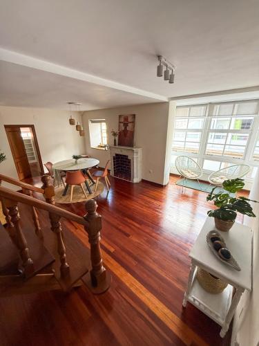 a living room with a wooden floor and a table at Piso en el Corazón de Ferrol in Ferrol