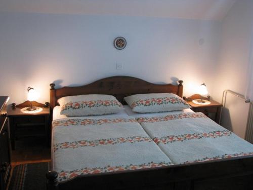 1 dormitorio con 1 cama grande y 2 mesitas de noche en Apartment Marinka, en Bled