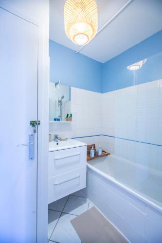 a bathroom with a white tub and a sink and a tubermott at Studio Equerre in Toulon