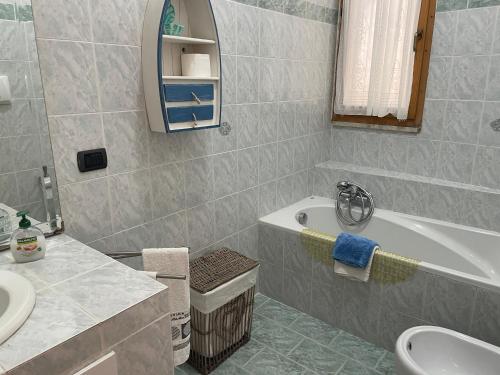 a bathroom with a tub and a sink and a toilet at La Vite in Ponza