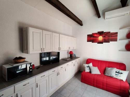 Studio mezzanine climatisé - Pinède - Plage à pied sous les pins