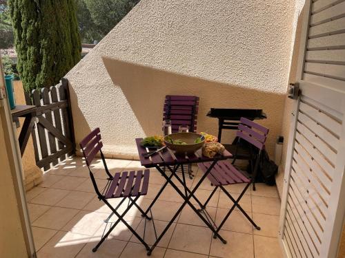 Studio mezzanine climatisé - Pinède - Plage à pied sous les pins
