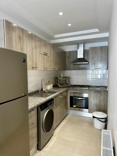 a kitchen with a washer and a dishwasher at La tulipe d'Hammamet in Hammamet