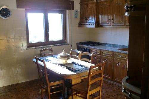 a kitchen with a table and chairs and a window at Quinta das Lindas 2 in Mondim de Basto