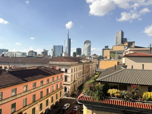 Brera Elegant 5th Floor Flat with Balcony