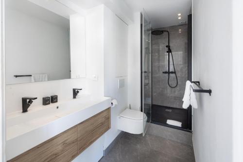 Modern & Stylish Prestige 3 Bedroom apartment with AC & balcony