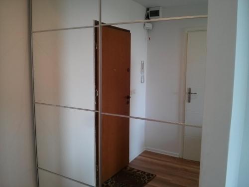 Pokój z szafą ze szklanymi drzwiami w obiekcie Apartament z widokiem na morze w mieście Gdynia