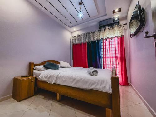 a bedroom with a bed and a window at Les Jardins Anass 1 aéroport Marrakech in Marrakesh