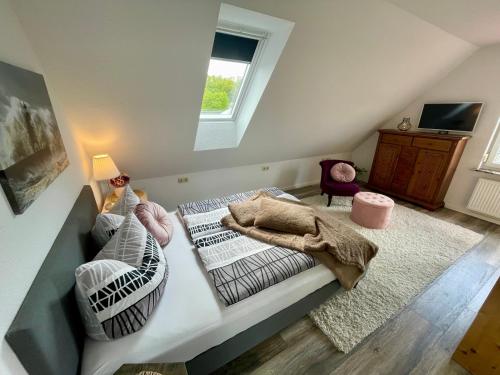 ein kleines Zimmer mit zwei Betten und einem Fenster in der Unterkunft ElbZeit in Hitzacker