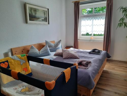 a bedroom with two beds and a baby crib at FEWO Geborgenheit ASZA mit strahlungsfreien Zonen in Bautzen