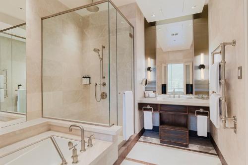 ein Badezimmer mit Dusche, Badewanne und Waschbecken in der Unterkunft Sofitel Montreal Golden Mile in Montreal