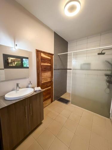a bathroom with a sink and a shower at Villa Lawsmat avec piscine privée et grand jardin in Lomé